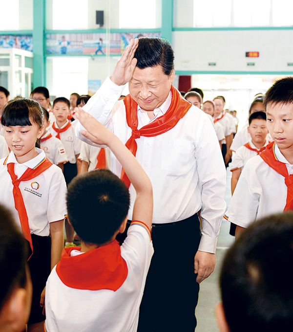 2014年5月30日上午，中共中央总书记、国家主席、中央军委主席习近平来到北京市海淀区民族小学，参加庆祝“六一”国际儿童节活动。这是习近平参加少先队入队仪式。 新华社记者 李涛/摄